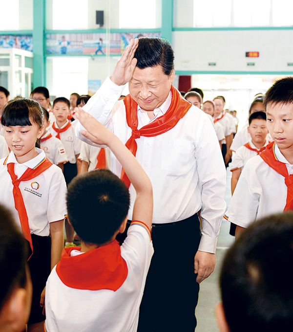 2014年5月30日上午，中共中央总书记、国家主席、中央军委主席习近平来到北京市海淀区民族小学，参加庆祝“六一”国际儿童节活动。这是习近平参加少先队入队仪式。 新华社记者 李涛/摄